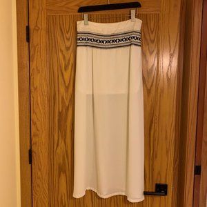 Soft white skirt with geometric detail